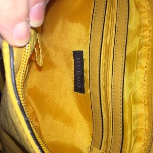 Adjustable strap handbag